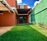 VENDO HERMOSA CASA, San Cristobal Atras de Buger King sector con garita , Tel: 40403040