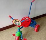 Triciclo de Mickey Mouse. Hay que cambiar una llanta